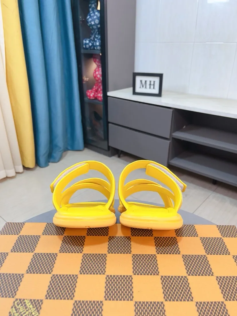 Men's shoes 💰380🌹🌹 (lv-Louis Vuitton) New men's slippers, high-end boutique, exquisite embossed logo decoration on the upper, fine workmanship, super soft soles, casual, loose and comfortable, a must-have in summer! \nsize：38-44